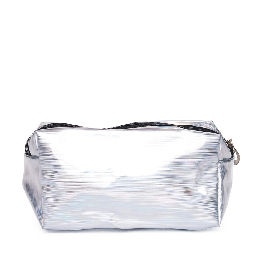 Серебристая косметичка на молнии